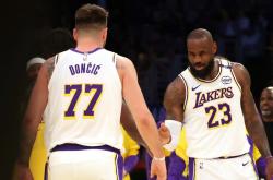 开云体育app-雄鹿翻盘雄鹿B队，浓眉送出助攻的简单介绍