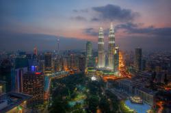 开云体育平台APP-逆光跃入喧嚣，年度焦点之战，孔德如何从谩骂中夺回自己的名字