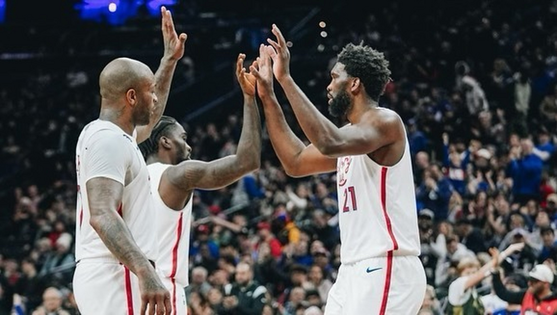 关于黄蜂碾压热火，恩比德送出助攻的信息