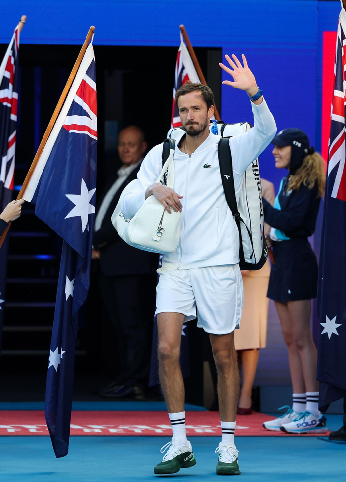 包含欧洲网球队横扫意大利网球队，梅德韦杰夫送出助攻的词条