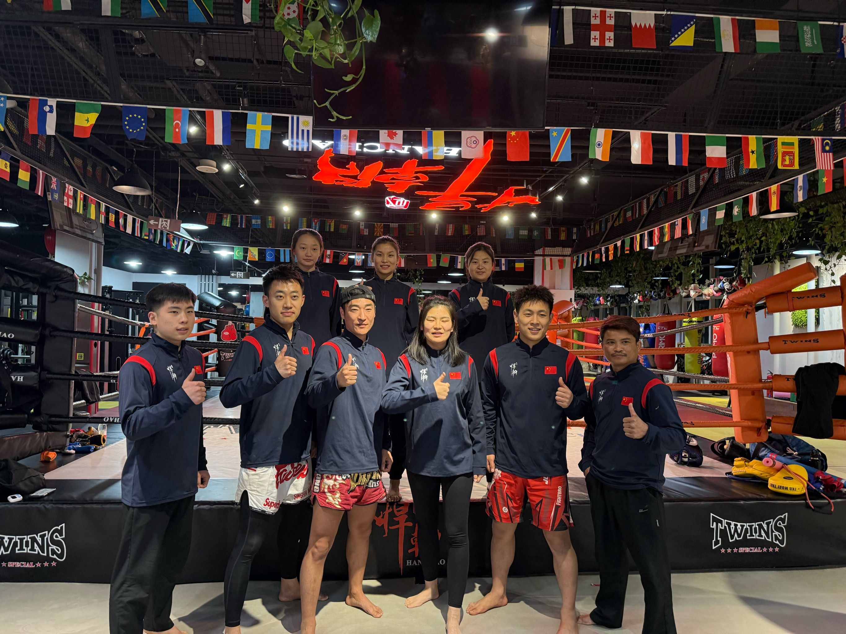 拳击传奇谢幕，球迷泪洒赛场