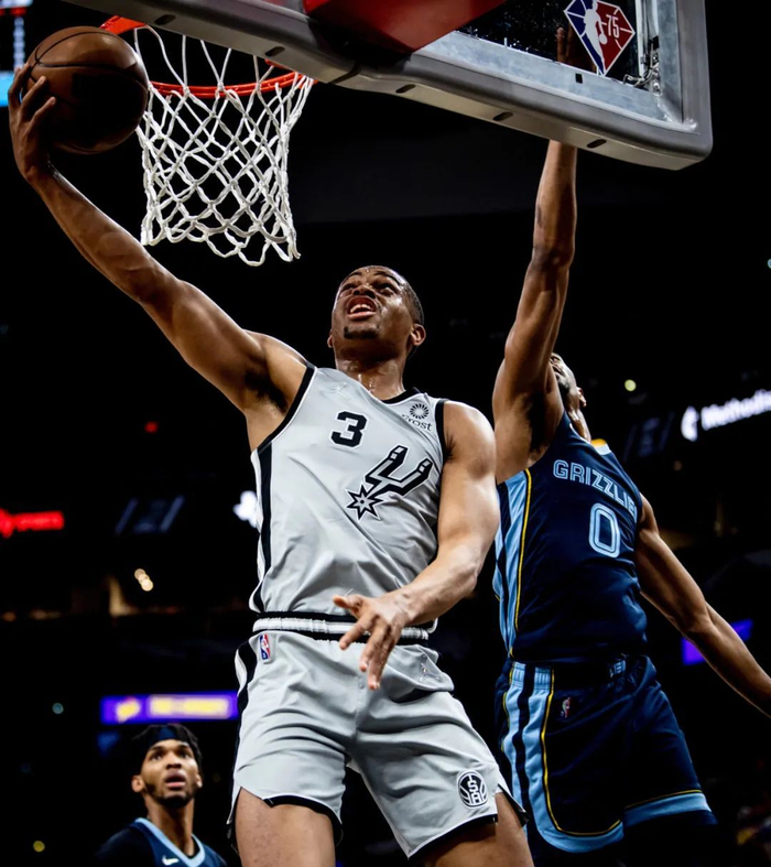 马刺鏖战吉林队，克莱扛起全队