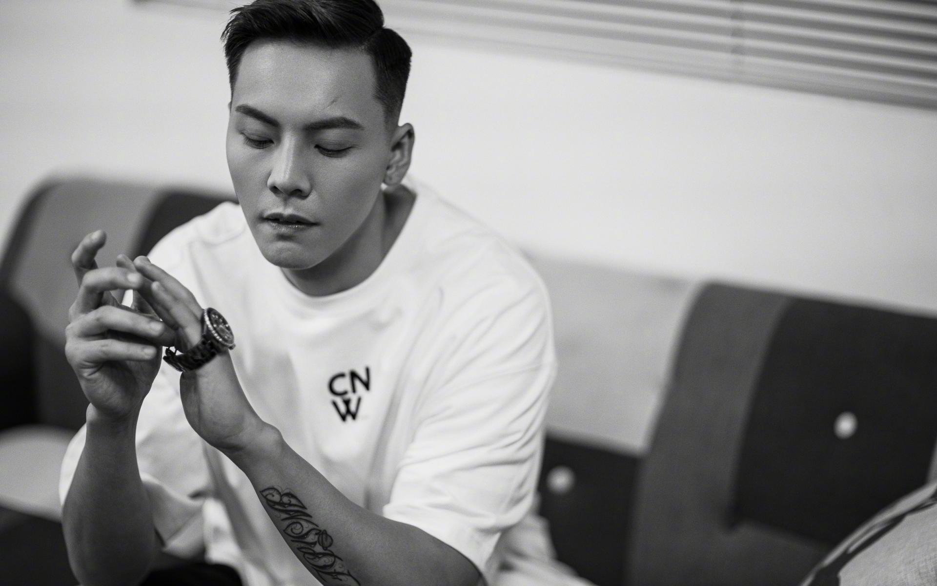 东瀛风暴席卷欧陆，日本队碾压丹麦队，黄鸭组合统治全场