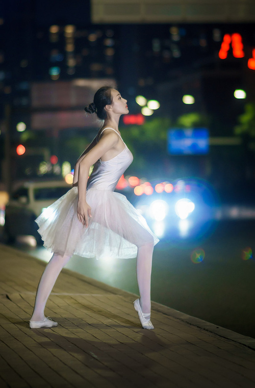 拉文独舞映暗夜，国王连击如潮，湖人灯塔何在？