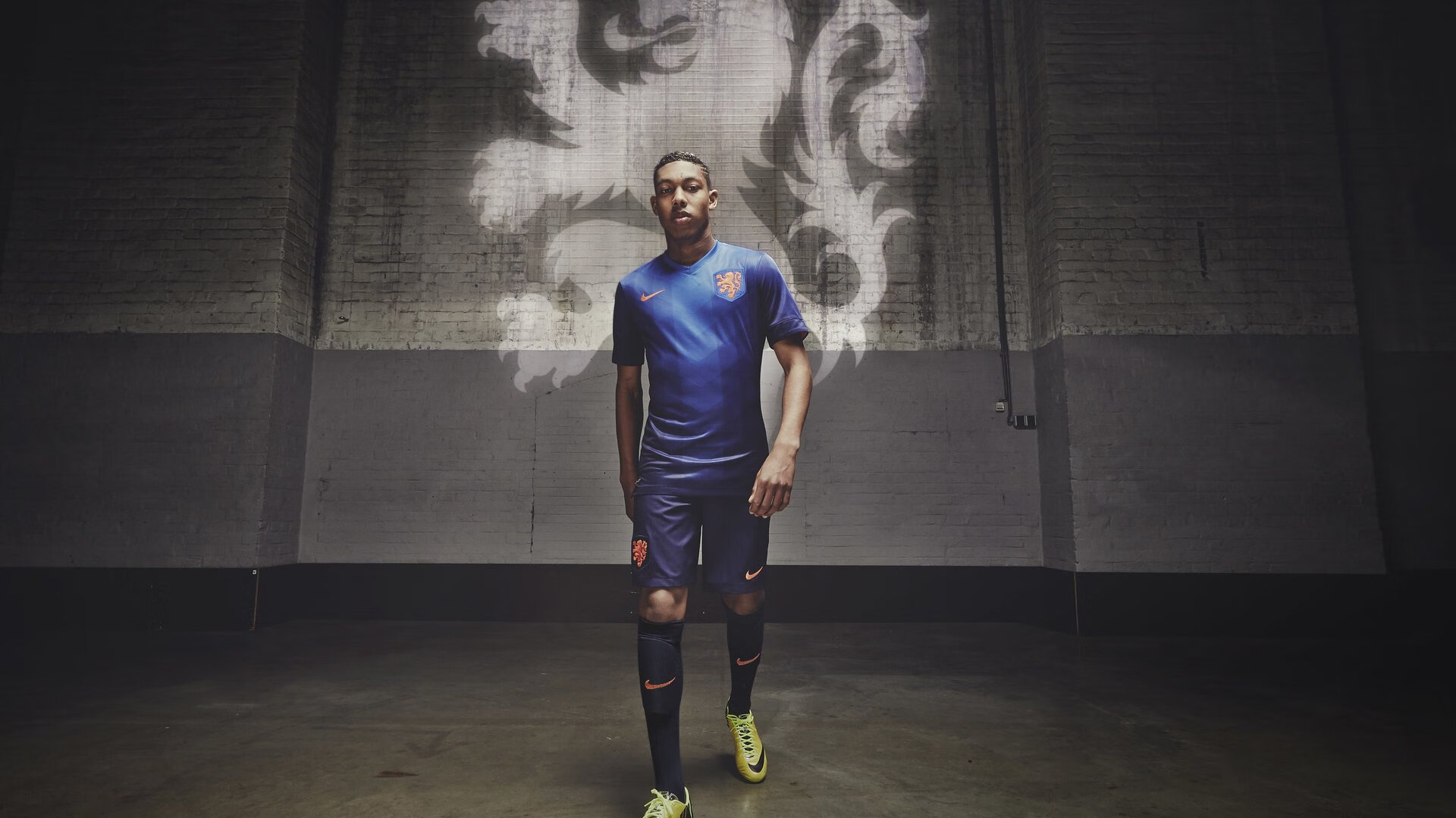 英超争冠之夜，浓眉隔空上演教科书表演，领袖的多元存在形态